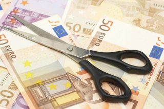 6 υπουργοί ομολογούν «μαχαίρι» στις δαπάνες